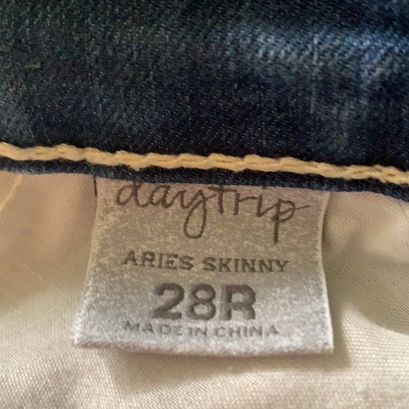 this are low rise the buckle jeans - Picture 2 of 6